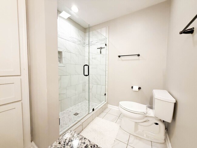 Building Photo - NO APPLICATION FEE FOR 72 HOURS! Spacious Fully-Furnished 5-Bedroom Home | Mid-Term Rental in Gre...
