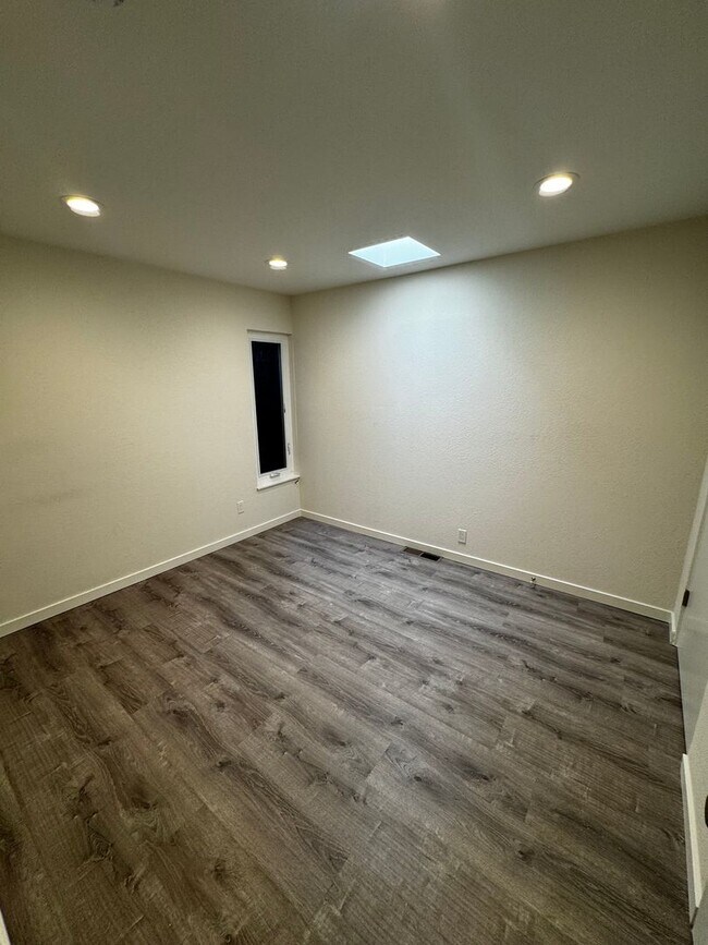 Building Photo - Gorgeous Updated 3-Bedroom Townhome in Pri...
