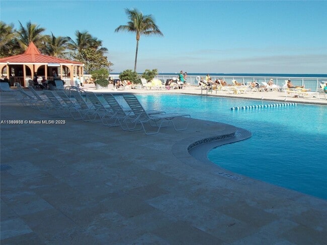 Primary Photo - 19201 Collins Ave