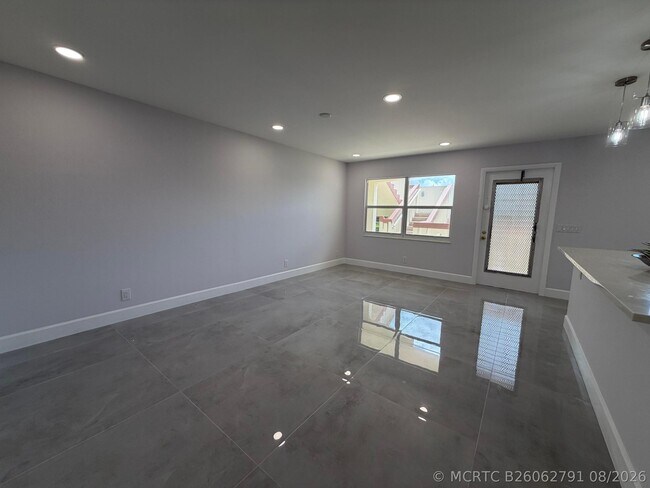 Building Photo - 353 Mansfield Dr