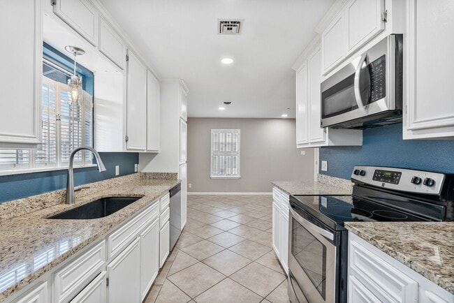 Building Photo - Charming 3 Bedroom Home