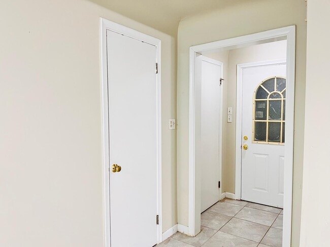 Building Photo - 25323 Orchard Lake Rd