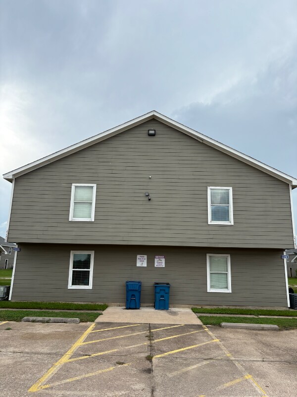 Building Photo - 23297 High Pt St
