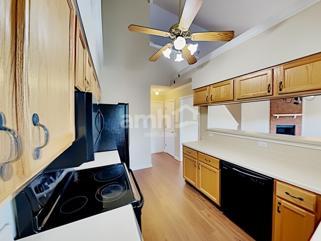 Building Photo - 9997 Woodland Grove Dr