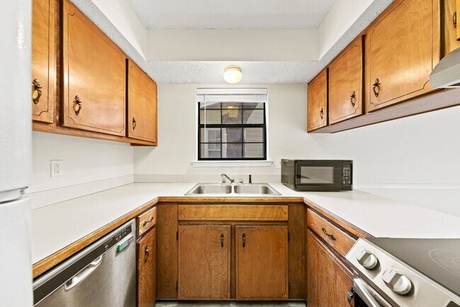 Building Photo - Charming Home in Parkwood Circle!