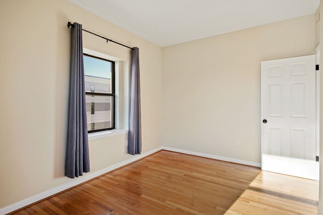 Building Photo - Spacious Top Floor 2 bed 2 bath in the hea...