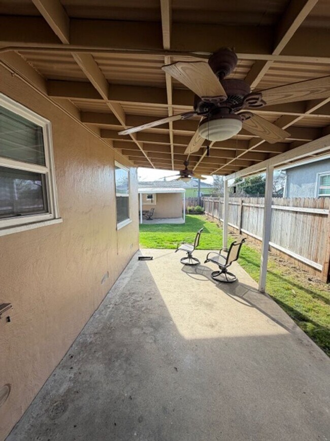 Building Photo - Charming 3-Bedroom Home on a Corner Lot