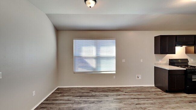 Building Photo - Very Nice 3 Bedroom House in Yukon Schools