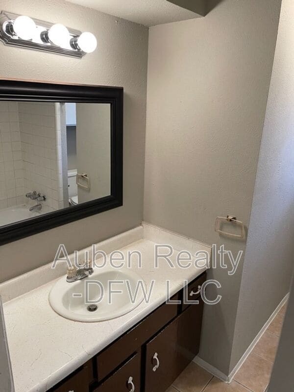 Building Photo - 921 W Rochelle Rd