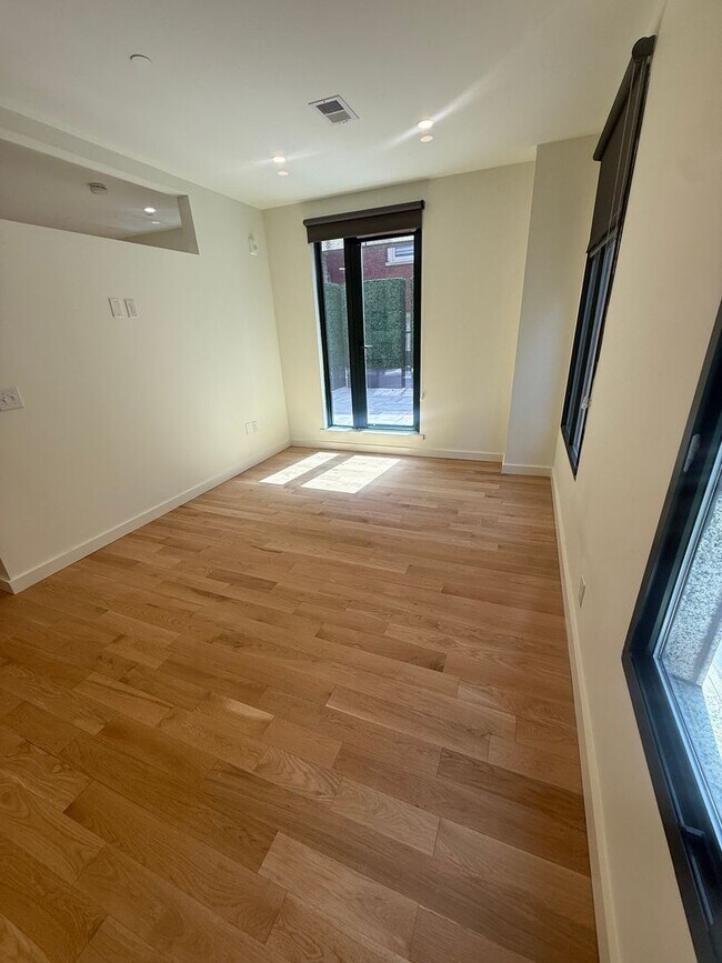 Building Photo - Brand new units 0-1 bedroom