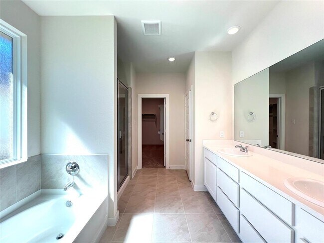 Building Photo - 7238 Clearwater Cv Dr