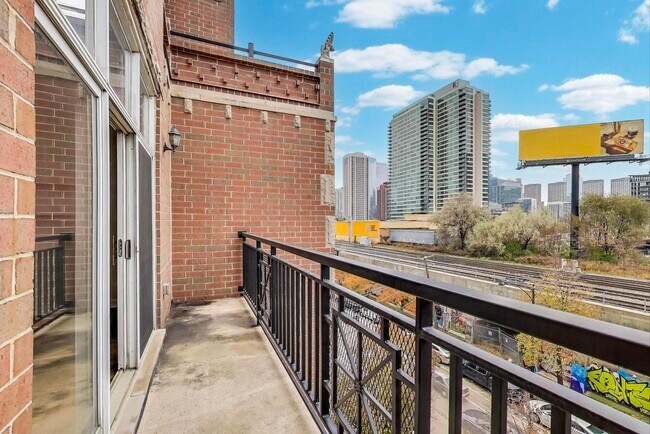 Building Photo - 816 W Hubbard St