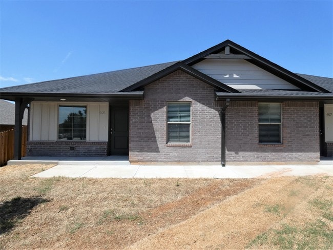 Building Photo - 405 Vail Cir