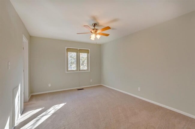 Building Photo - 2 Bedroom Condo at Garden Court!