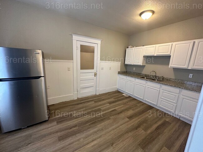 Building Photo - $1200 - 3 bedroom 1 bath - Single Family Home