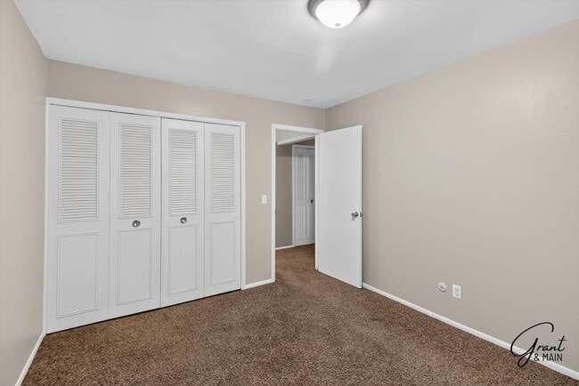 Building Photo - 8180 Crestview Dr