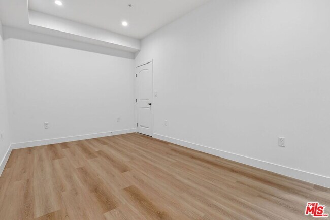 Building Photo - 11446 Oxnard St
