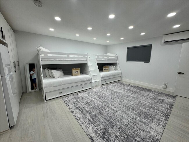 Building Photo - 1800 Admirals Way