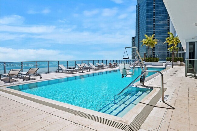 Building Photo - 1300 Brickell Bay Dr