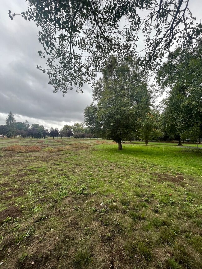 Building Photo - 1625 River Loop 1