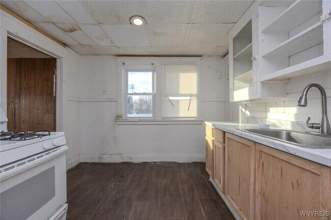 Building Photo - 2146 Genesee St