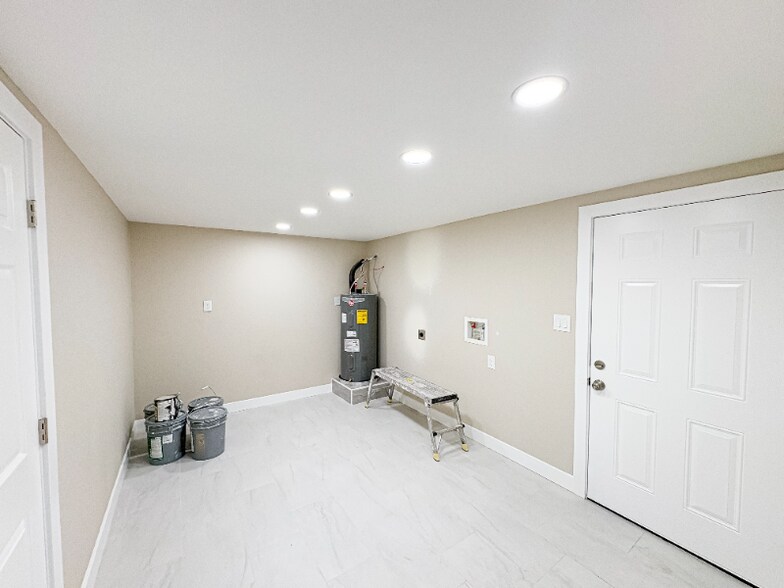 Building Photo - 1530 W 4th Pl