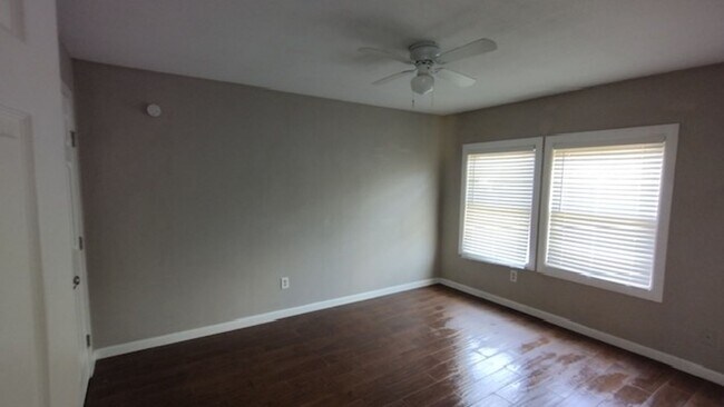 Building Photo - 933 Meadowlark Circle