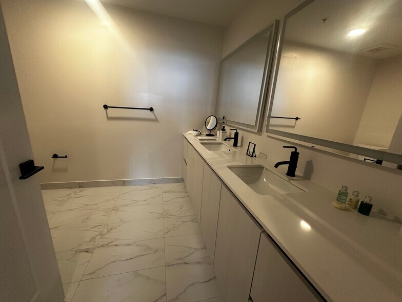 Building Photo - 108 SE 3rd Ave