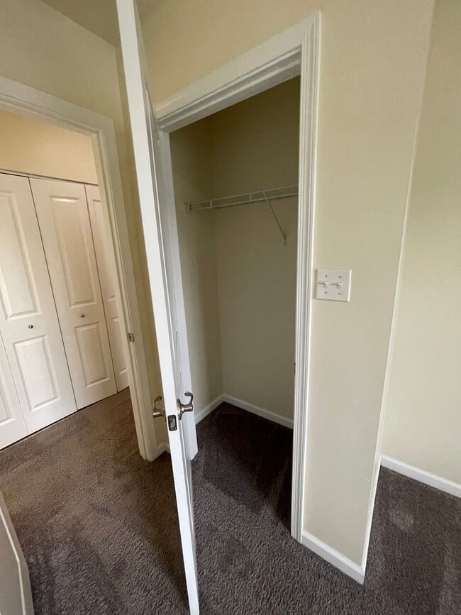 Building Photo - Gorgeous 3 BD/ 2.5 BA Townhouse Available ...