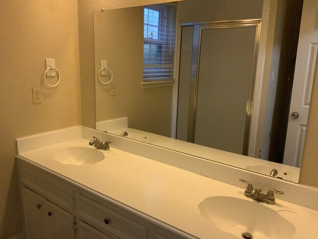 Building Photo - 16395 Havenpark Dr