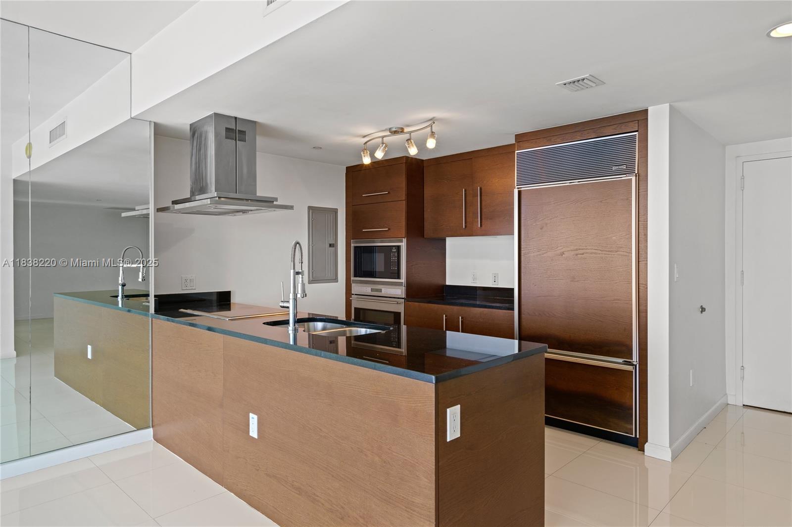 Building Photo - 495 Brickell Ave