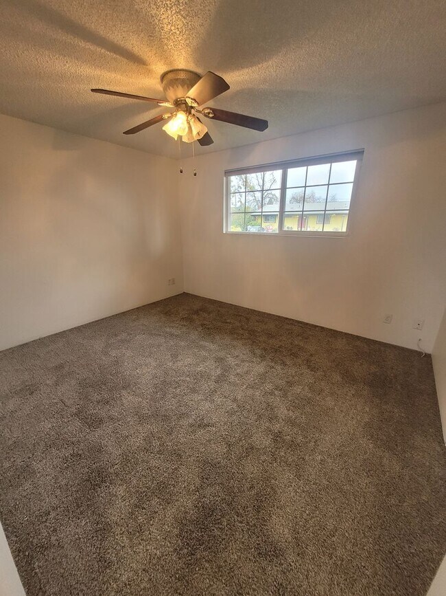 Building Photo - Updated 2BD/1BA Coming Duplex Available