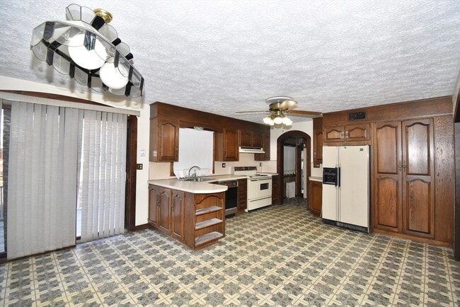 Building Photo - 582 Springfield St