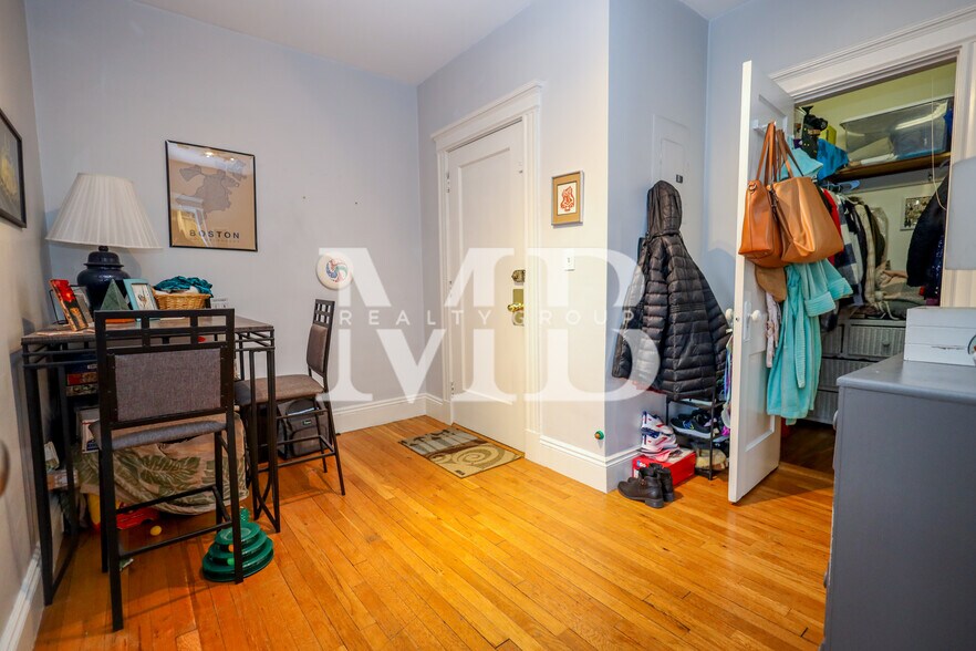 Building Photo - 11 Park Dr