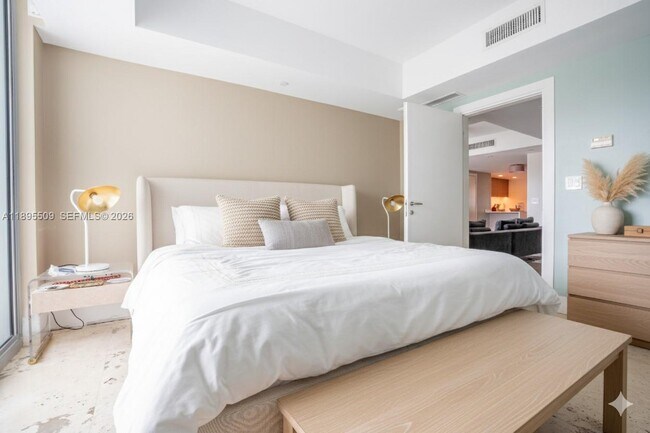 Building Photo - 2627 S Bayshore Dr