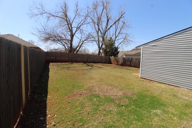 Building Photo - 1932 Lariat Cir