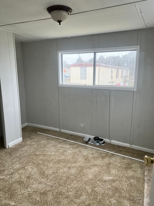 Building Photo - Two Bedroom One Bath Mobile Home