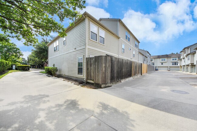 Building Photo - 943 W Heights Hollow Ln