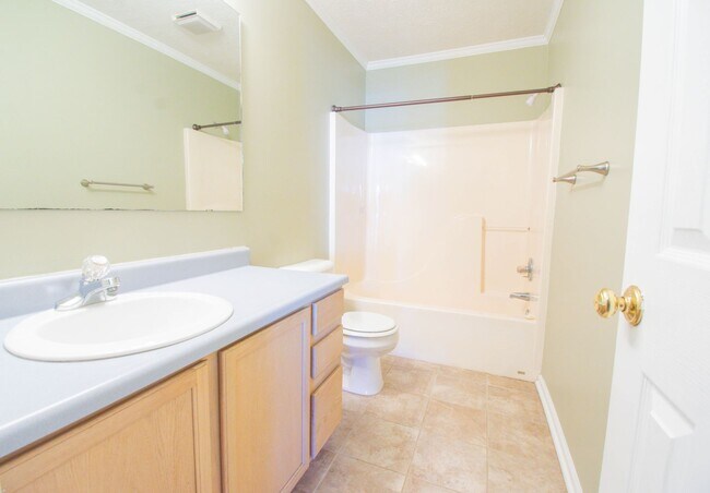 Building Photo - 3 Bedroom 2.5 Bathroom with Bonus Room!