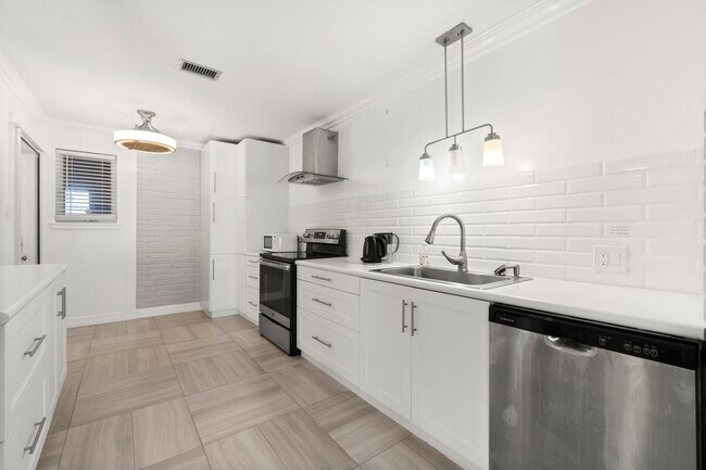 Building Photo - 2824 Briarhurst Dr