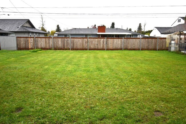 Building Photo - Well kept duplex with garage.