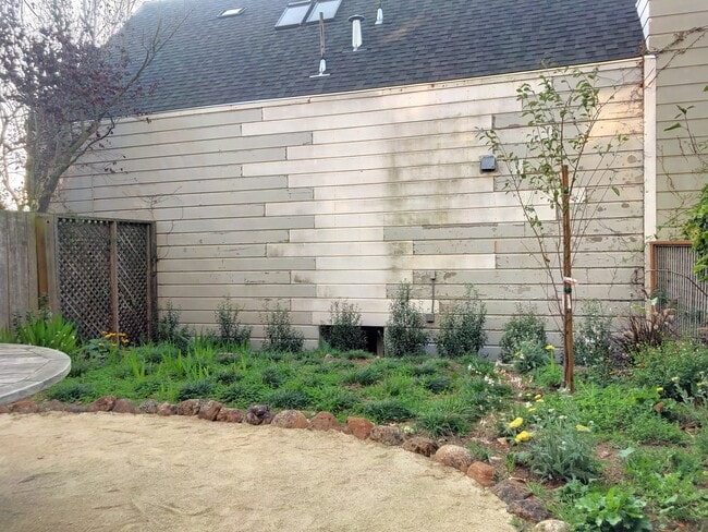 Building Photo - 1190 Dolores St