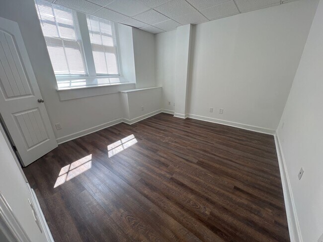 Building Photo - One bedroom apartment just steps away from...