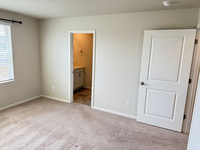 Building Photo - Newer 3 bedroom 2.5 bathroom house!