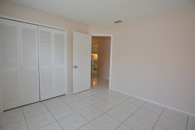 Building Photo - East Orlando 3/2 duplex. TILE FLOORS, Fresh paint, community pool!