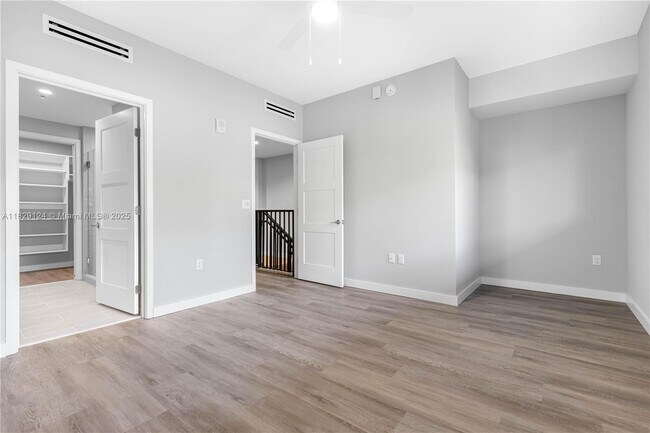 Building Photo - 3335 Thomas Ave