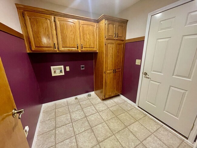 Building Photo - 1233 E Ogorman Ct