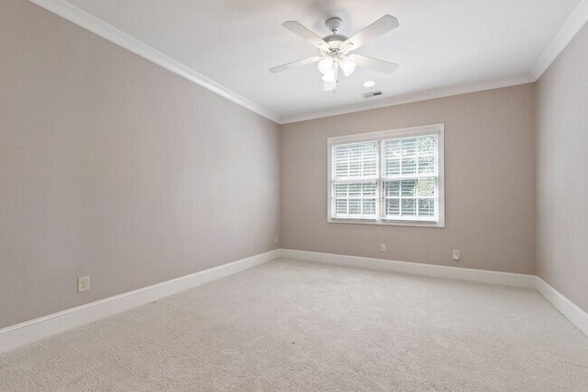 Building Photo - Elegant 5-Bedroom Residence with Luxurious...