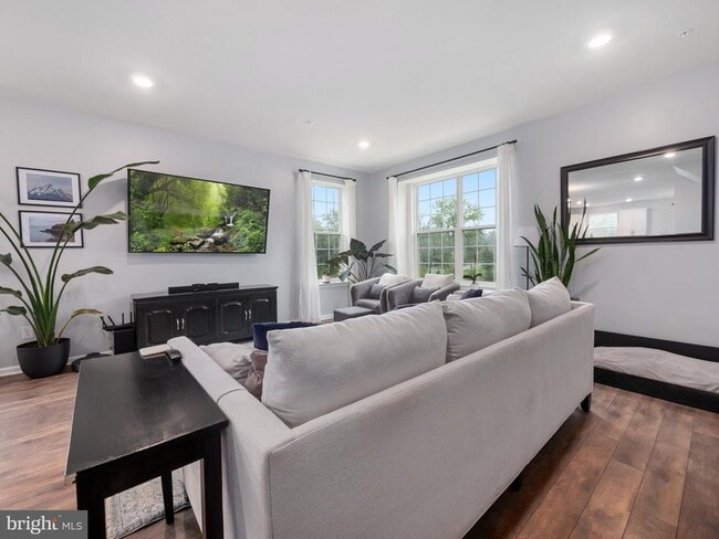 Building Photo - 131 Edgewater Ct