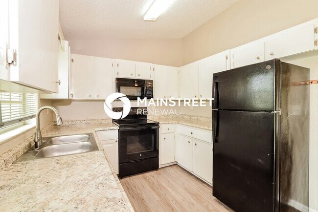 Building Photo - 3 Bedroom Pet-Friendly Home in Auburndale, FL with Main Street Renewal